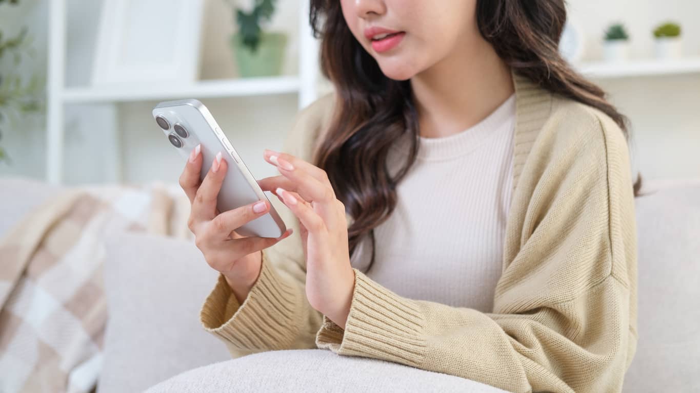 Citoyenne qui consulte une application mobile sur son téléphone intelligent